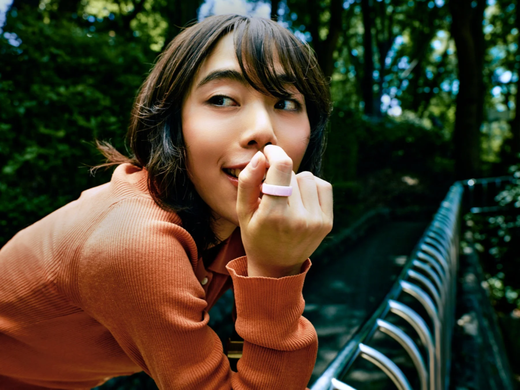 女性が着用するOura Ring 4 Ceramic