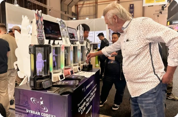 展示会ブースでデバイスを見る男性