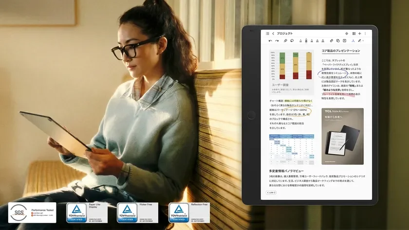 一人の女性が室内でタブレットを使用しており、画面にはプレゼンテーション資料が表示されています。紙のようなディスプレイを特徴とし、TCL Note Aiの文字も確認できます。ディスプレイは低ブルーライト、フリッカーフリー、反射防止などの認証を受けており、目に優しい設計であることが示唆されています。