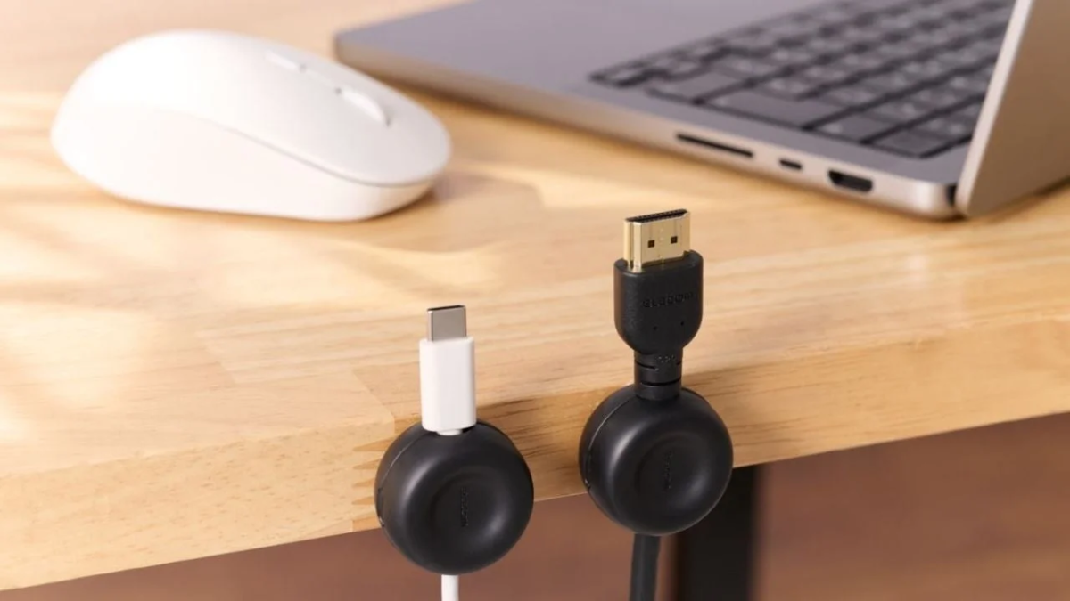 デスクでケーブルを整理する様子