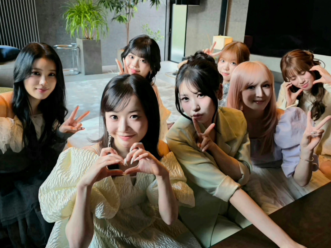 ME:Iメンバーが室内で集合写真を撮る