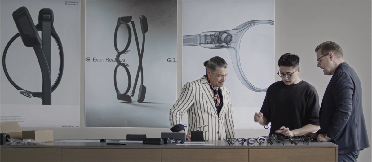 Even Realitiesのメンバーが製品について議論する様子