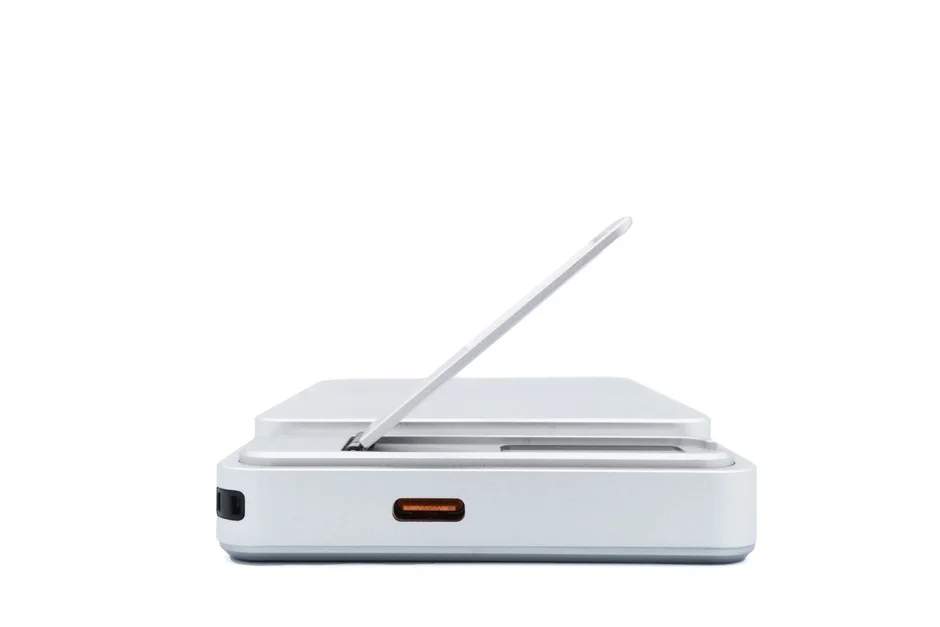 USB-Cポートとスタンド付きの白い電子機器