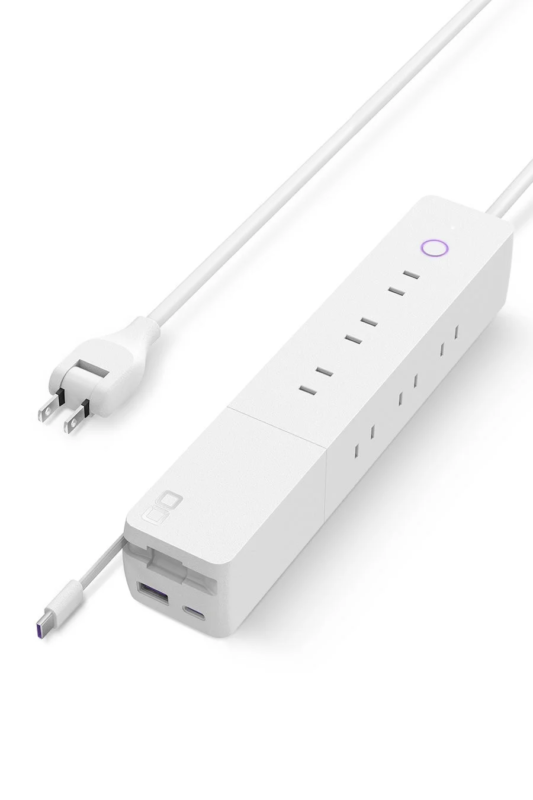 白いデザインのスマートな電源タップで、複数のACコンセント、USB-Aポート、USB-Cポートを搭載しています。一体型のUSB-Cケーブルと電源プラグを備え、様々な電子機器の充電や給電に対応します。