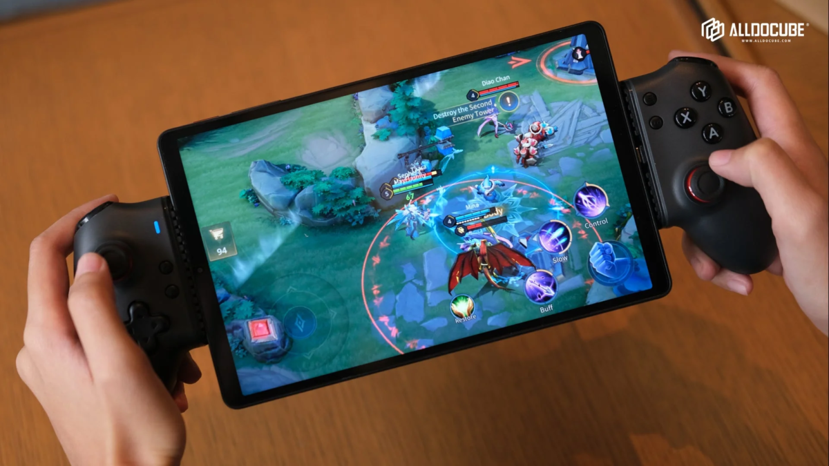 ゲームコントローラーを装着したタブレットでMOBAスタイルのモバイルゲームをプレイしている様子