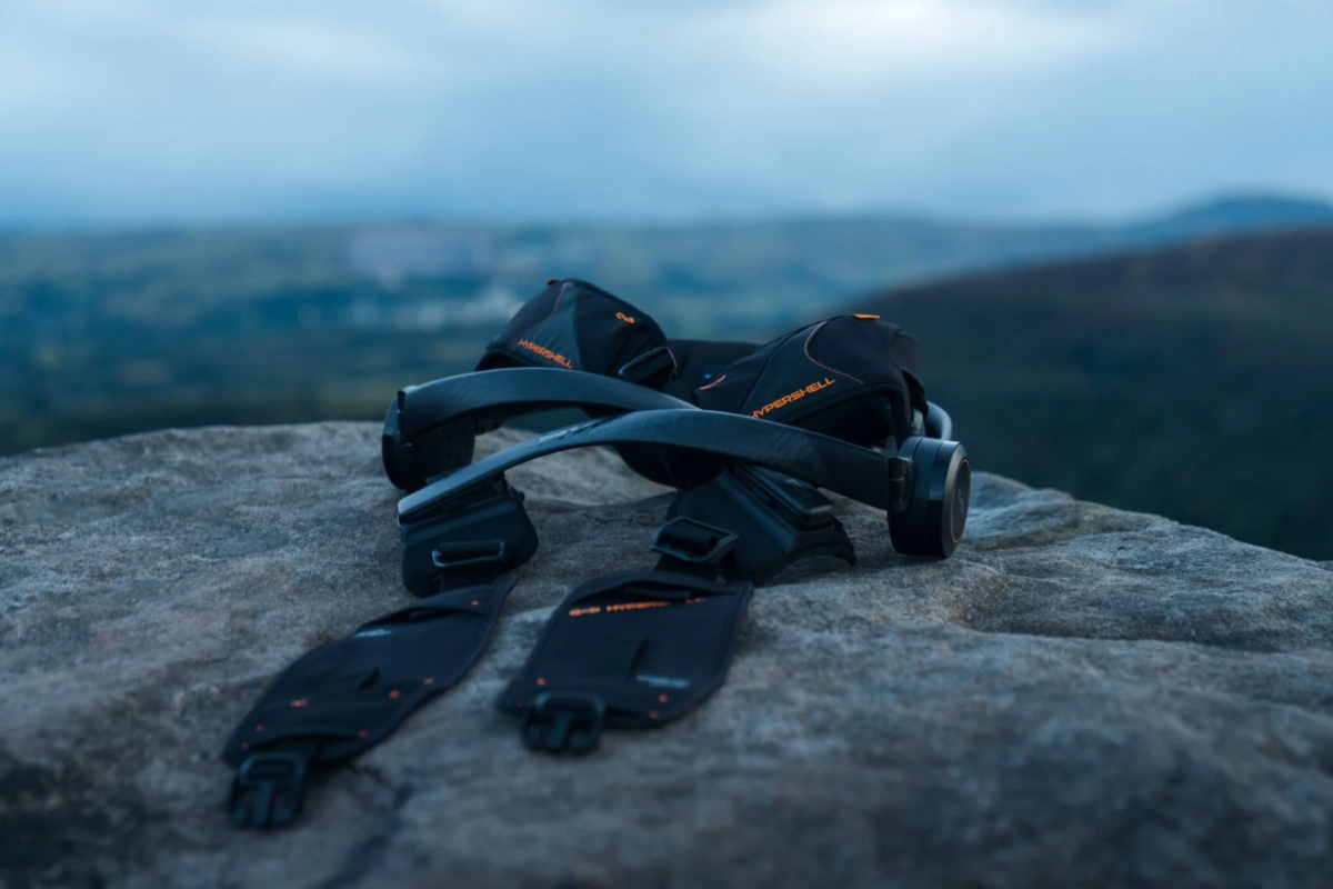 岩の上に置かれた黒いHYPERSHELLブランドのウェアラブルデバイス