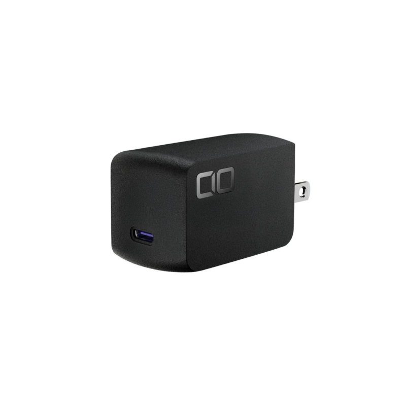 黒いUSB-Cポート付き電源アダプターのクローズアップ画像です。折りたたみ式のプラグと「CIO」のロゴが特徴で、白い背景に製品が際立っています。