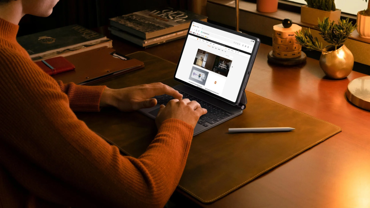 ワークスペースでタブレットとキーボード