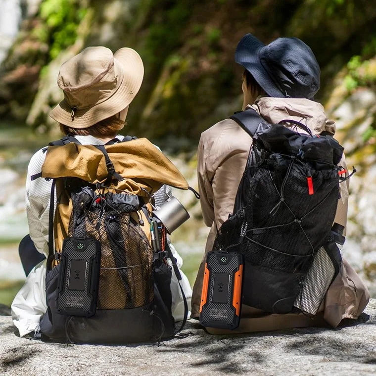 ハイキング,アウトドア,バックパック,自然,森林,川,キャンプ,旅行,ポータブル充電器,ワイヤレス充電,帽子,冒険