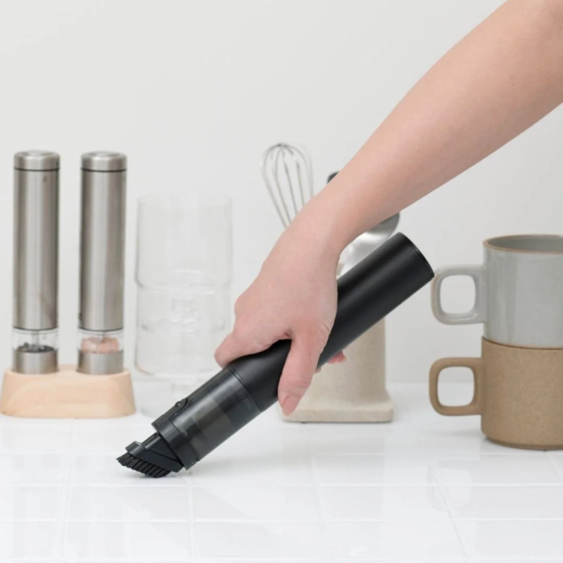 キッチンカウンターを掃除する様子