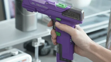 電動工具のようなものを、手が握っている様子