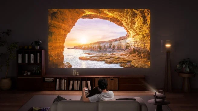 リビングでプロジェクターを楽しむカップル