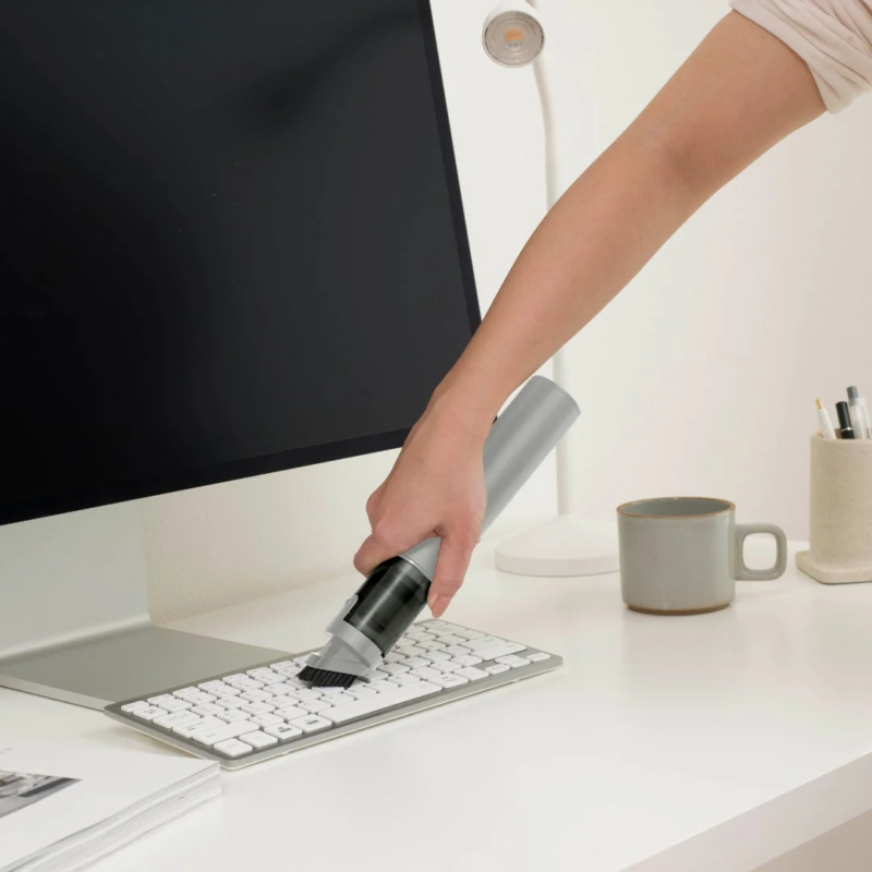 デスクで掃除するアッシュグレーのSMOOK