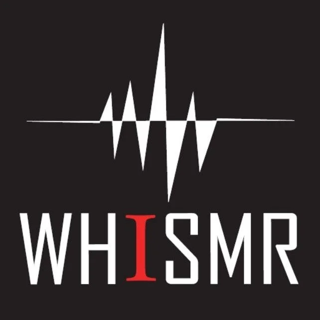黒い背景に白い波形と「WHISMR」のロゴがデザインされた画像