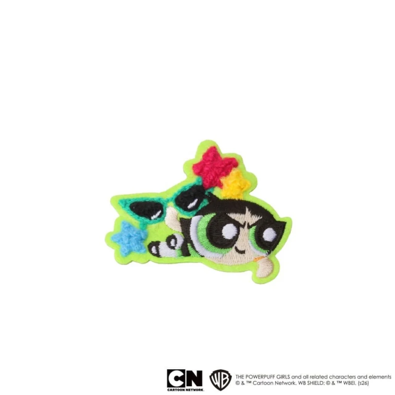 サングラスをかけ、髪にカラフルな星をあしらったパワーパフガールズのバターカップがデザインされた刺繍ワッペンです。