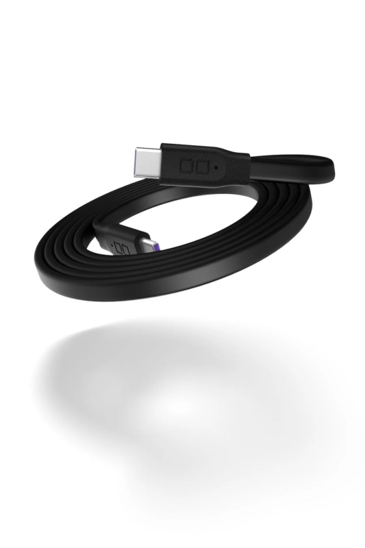 白い背景に黒いUSB-Cケーブルが置かれ、緩やかに巻かれた状態です。ケーブルのコネクタ部には特徴的なアイコンが見られます。