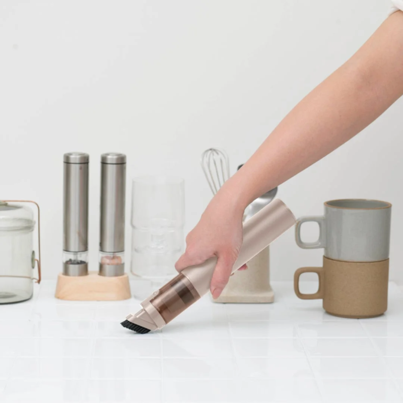 キッチンカウンターで掃除するピンクベージュのSMOOK