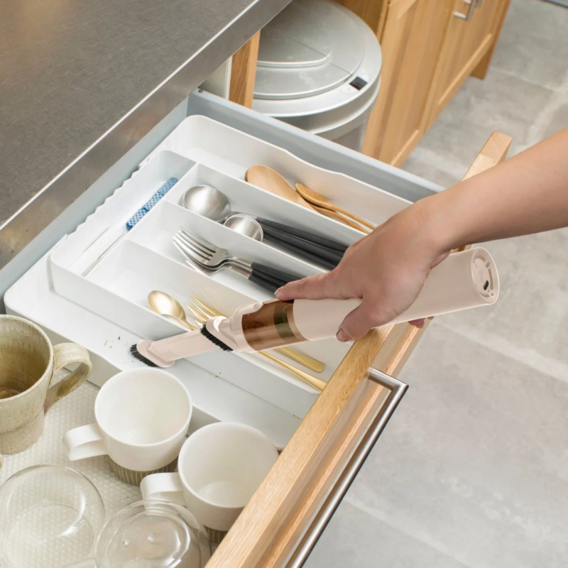 引き出し内を掃除するSMOOK