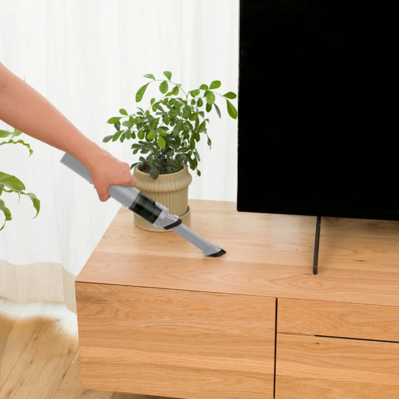 リビングで掃除するピンクベージュのSMOOK