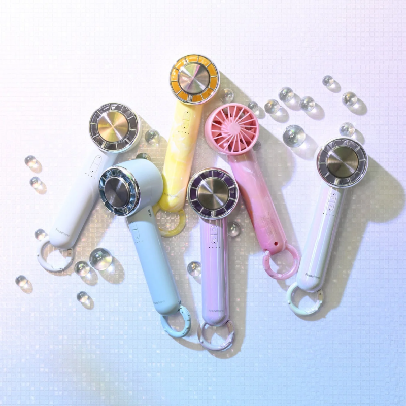 Francfrancのカラフルなハンディファンや美容家電が複数並べられた俯瞰写真