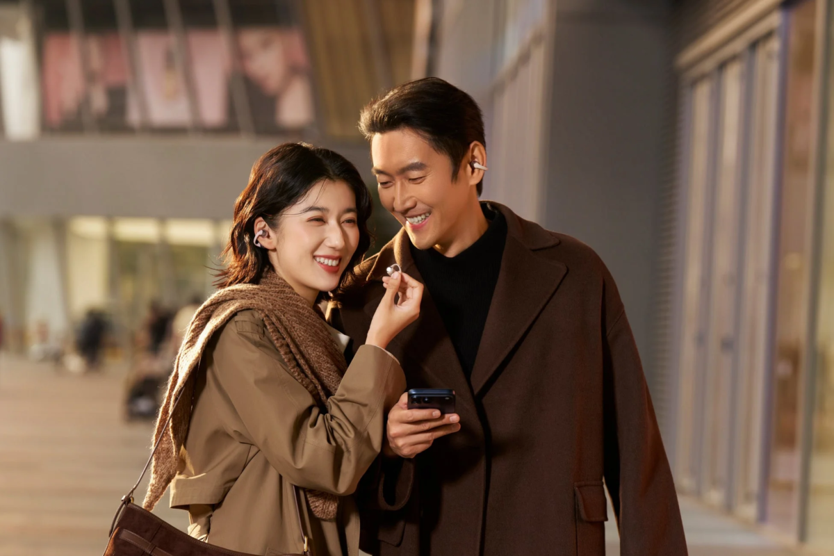 カップルがイヤホンを装着している画像