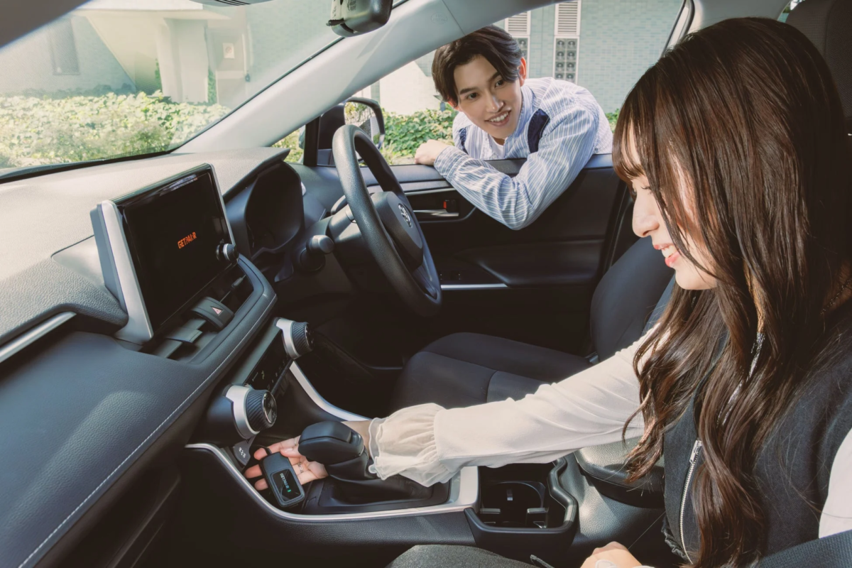 車内でデバイスを持つ女性