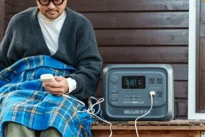 ポータブル電源でスマホを充電する様子
