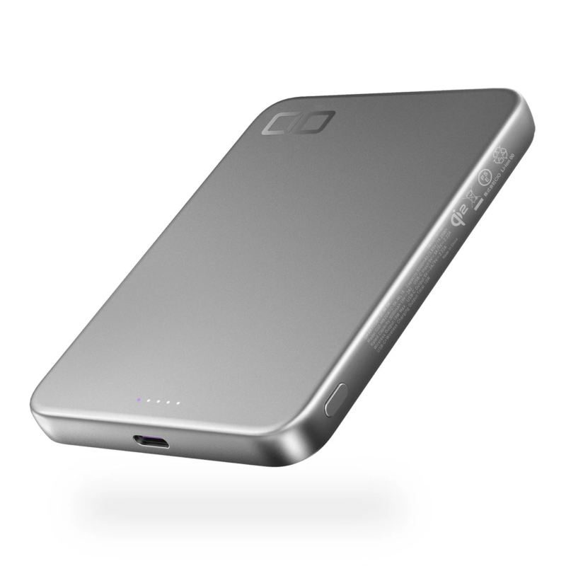 シルバーの薄型モバイルバッテリーが白い背景に浮かんでいます。表面にはCIOのロゴ、Qi2ワイヤレス充電対応を示すマーク、10000mAhのバッテリー容量などのスペック情報が記載されています。USB-CポートとLEDインジケーターも確認できます。