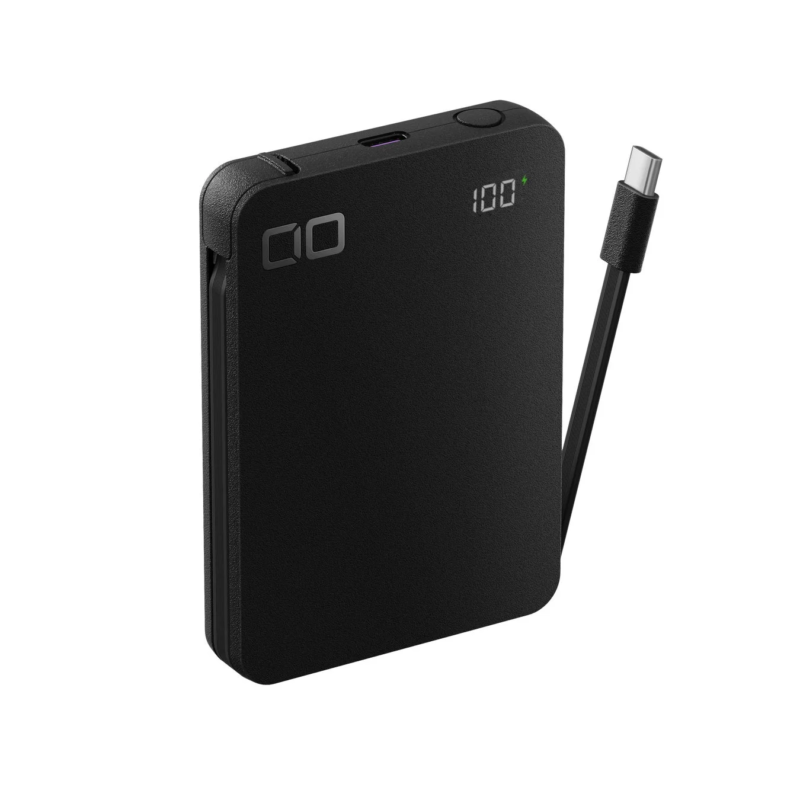 黒色のコンパクトなモバイルバッテリーです。デジタル表示で「100」と表示されており、満充電状態を示しているようです。本体にはUSB-Cケーブルが内蔵されており、持ち運びに便利で様々なデバイスの充電に適しています。