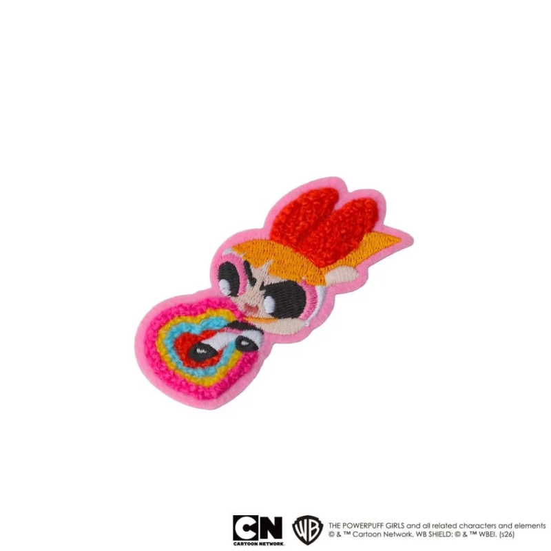 パワーパフガールズのキャラクター「ブロッサム」の刺繍ワッペンが斜めに配置されています。