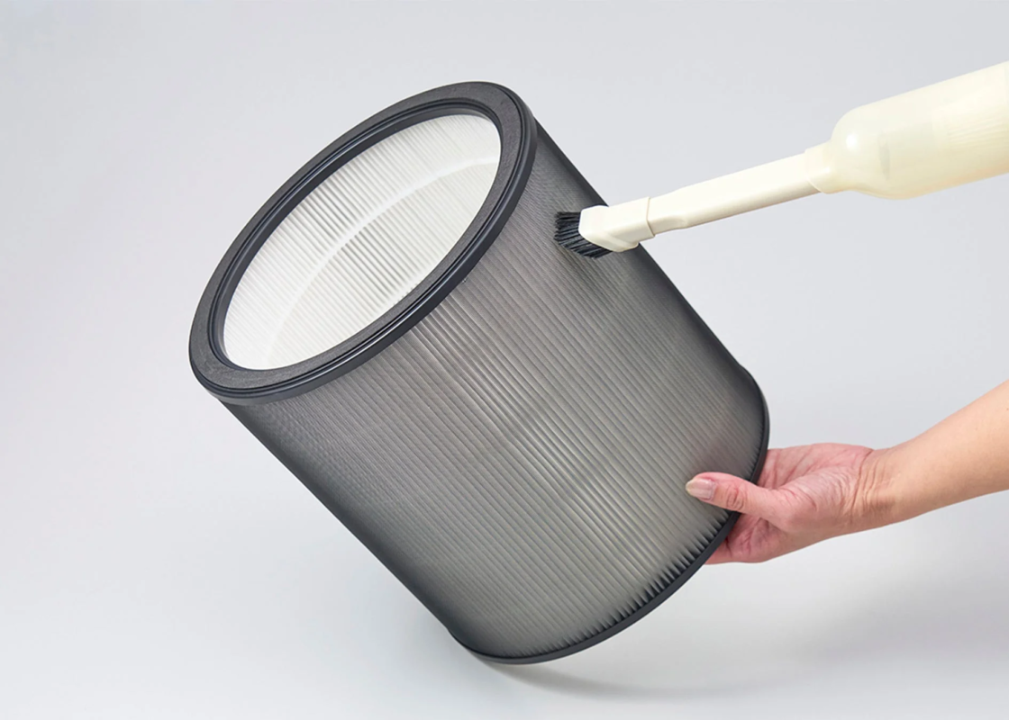 空気清浄機のフィルターをブラシで掃除する様子