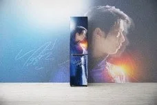 羽生結弦選手の横顔と商品ディスプレイデザイン