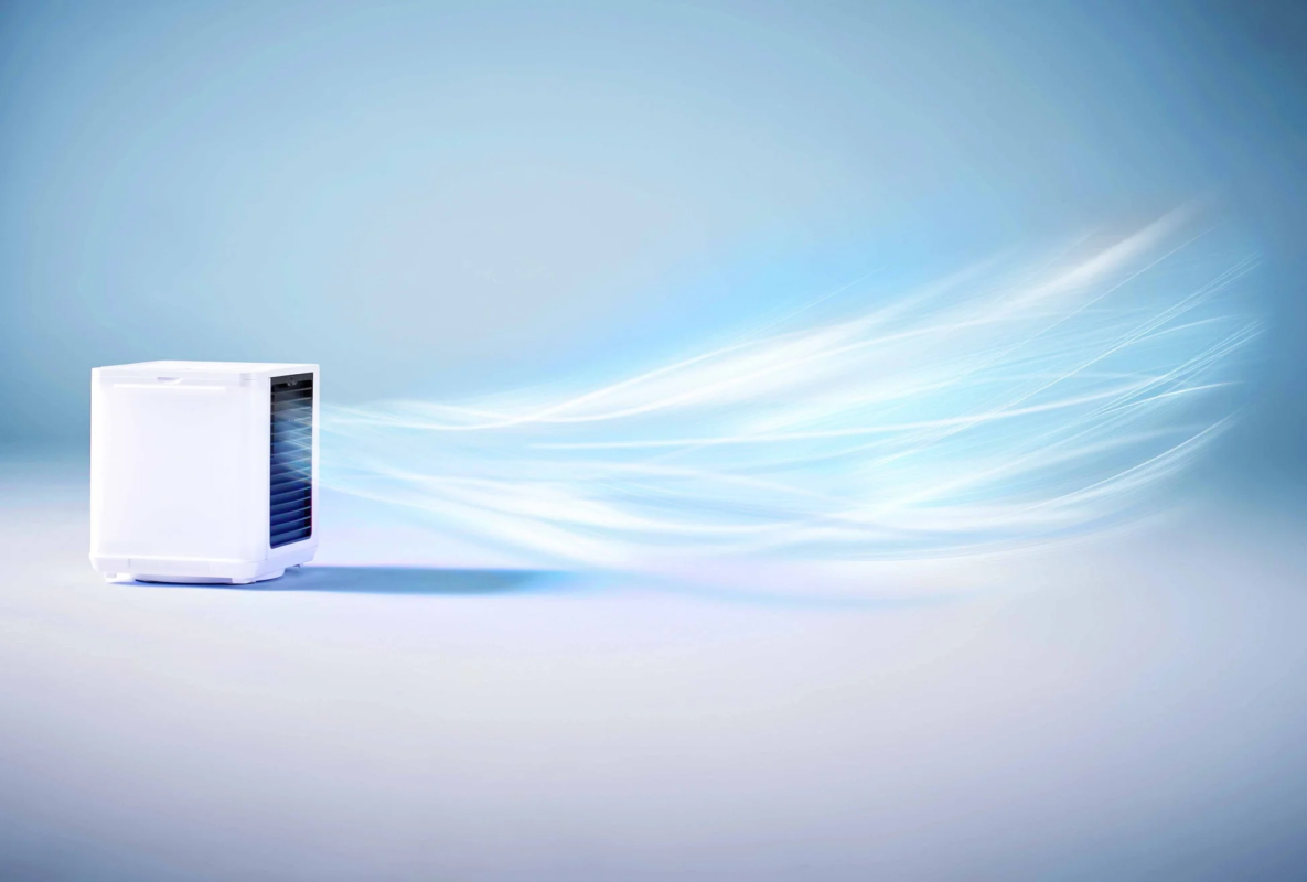 白いコンパクトな空調家電が青い風を送り出す様子