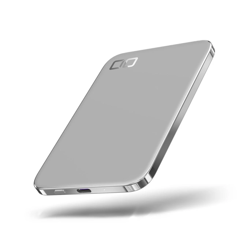 メタリックなシルバーカラーの薄型電子デバイスが白い背景に浮かんでいます。USB-Cポートと、上部に四角いロゴが見られます