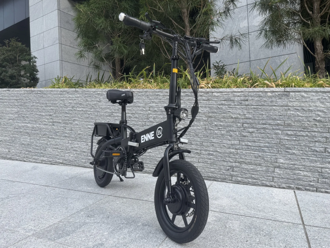 屋外に停められたENNE ZERO