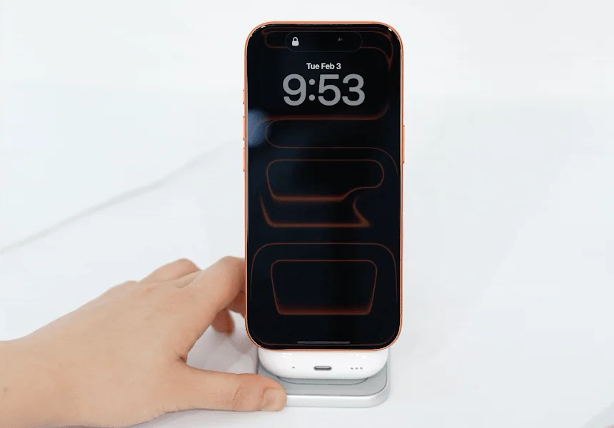 iPhoneとAirPods Proが充電されている様子