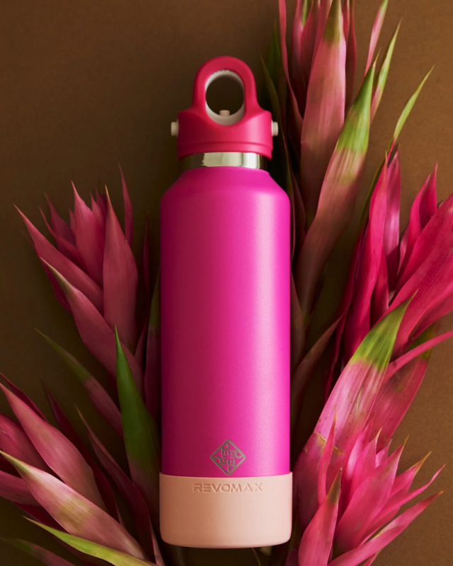 REVOMAXボトルと植物