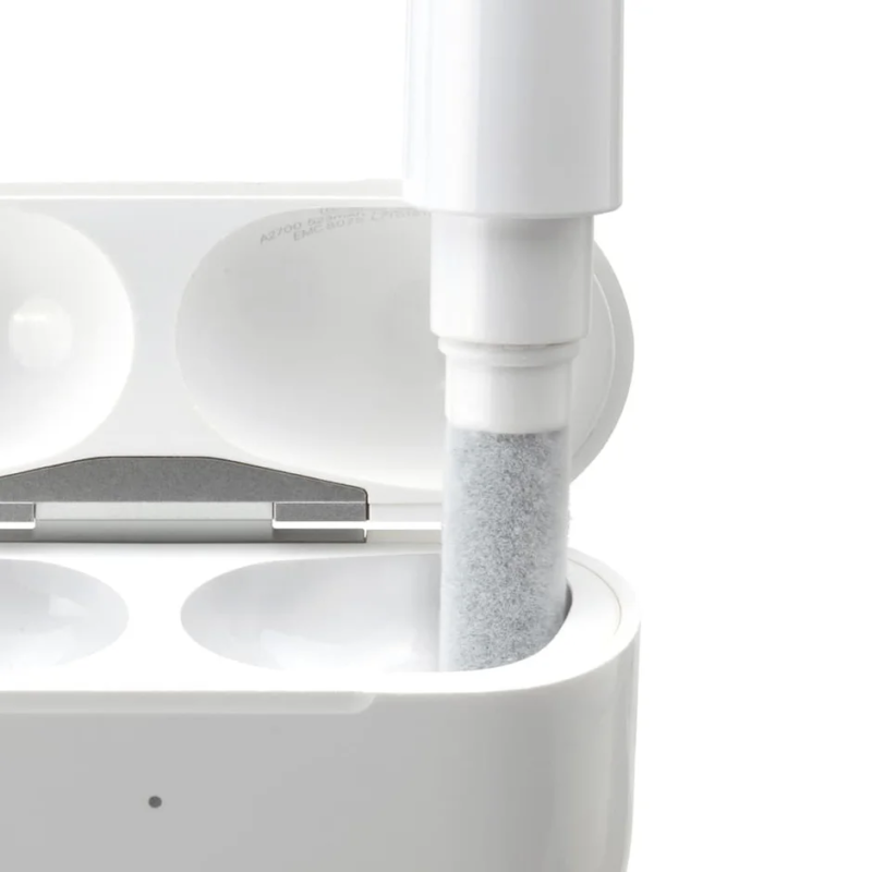 充電ケースをクリーニングする様子