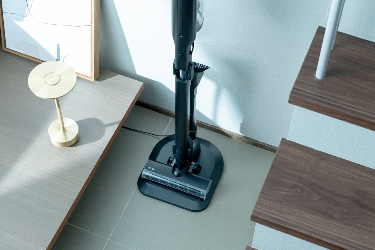 充電スタンドに立てられた掃除機