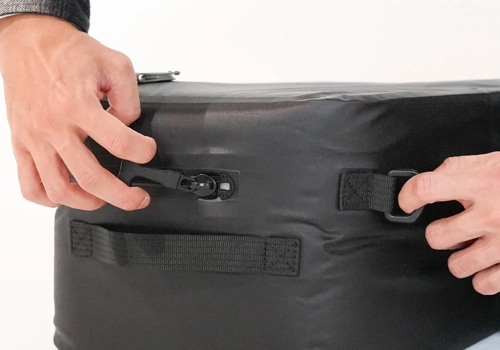 ジッパーを閉める手元