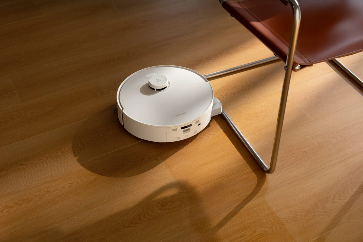 ロボット掃除機と椅子、フローリング