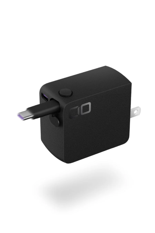 USB-Cケーブルが一体となったコンパクトな黒い電源アダプターです。コンセントに直接差し込むタイプで、持ち運びにも便利なデザインが特徴です