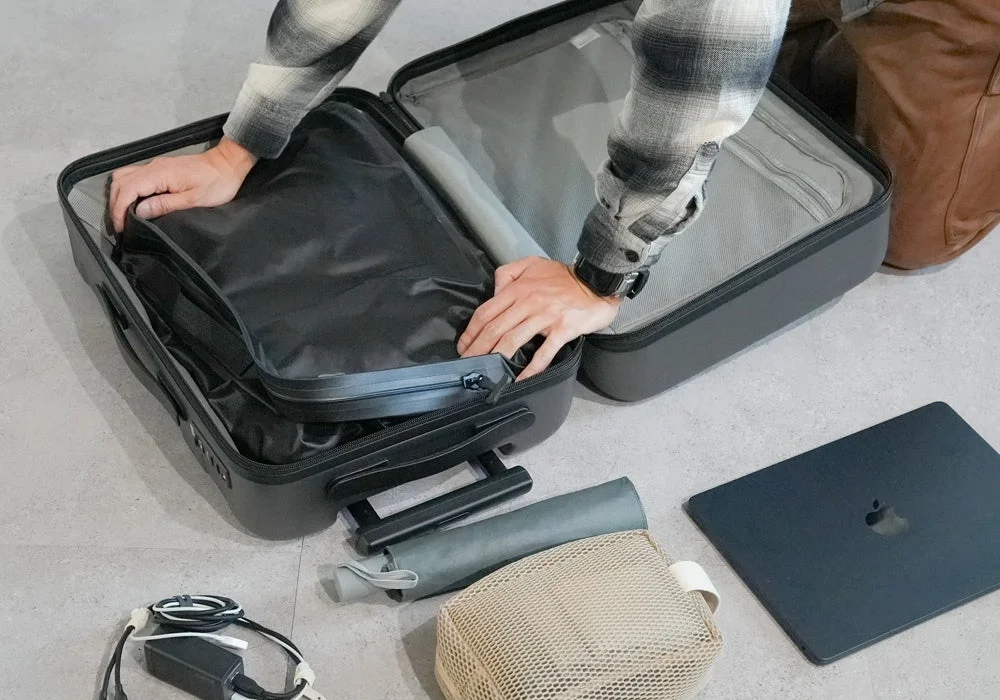 スーツケースに荷物を詰める様子