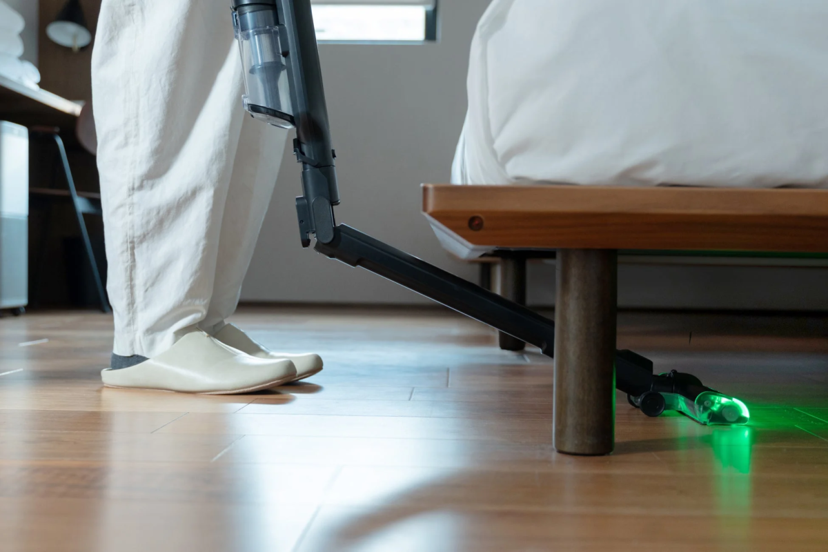 ベッド下を掃除する様子