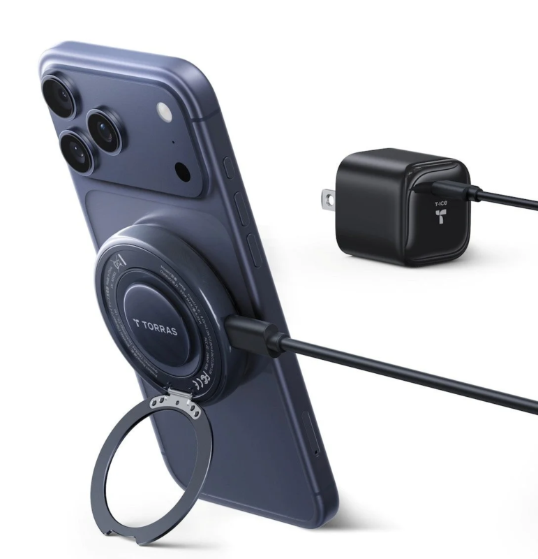 スマートフォンにマグネット式のワイヤレス充電器とリングスタンドが取り付けられ、同時に壁の充電器に接続されている様子