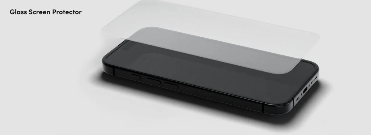 スマートフォンの画面にガラス製スクリーンプロテクターを装着する様子、または製品が置かれた状態を示しています。デバイスの液晶保護のためのアクセサリーです。