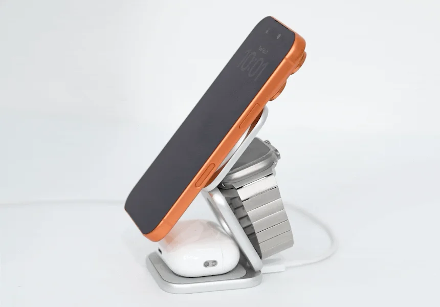 複数のAppleデバイスを充電するP1 mini