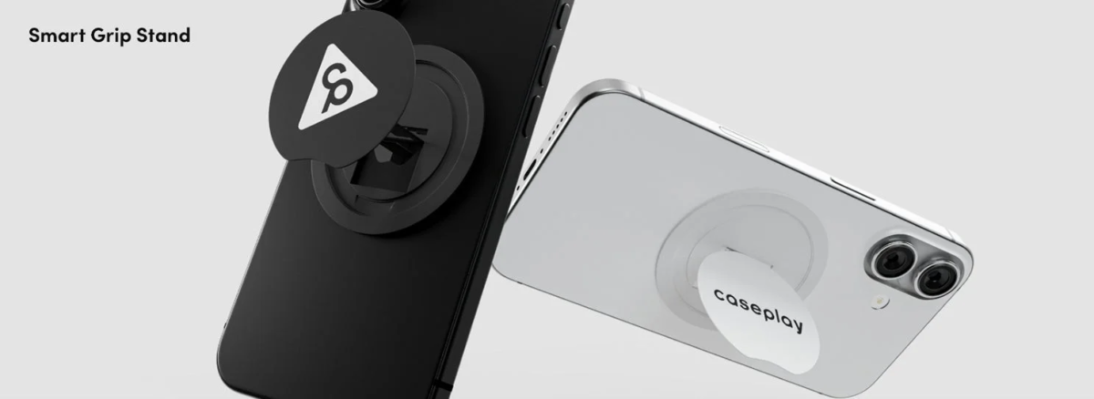 2台のスマートフォンに装着されたMagSafe対応のスマートグリップスタンドの製品画像。黒いスマホにはブランドロゴ、白いスマホには「caseplay」の文字が見えます。