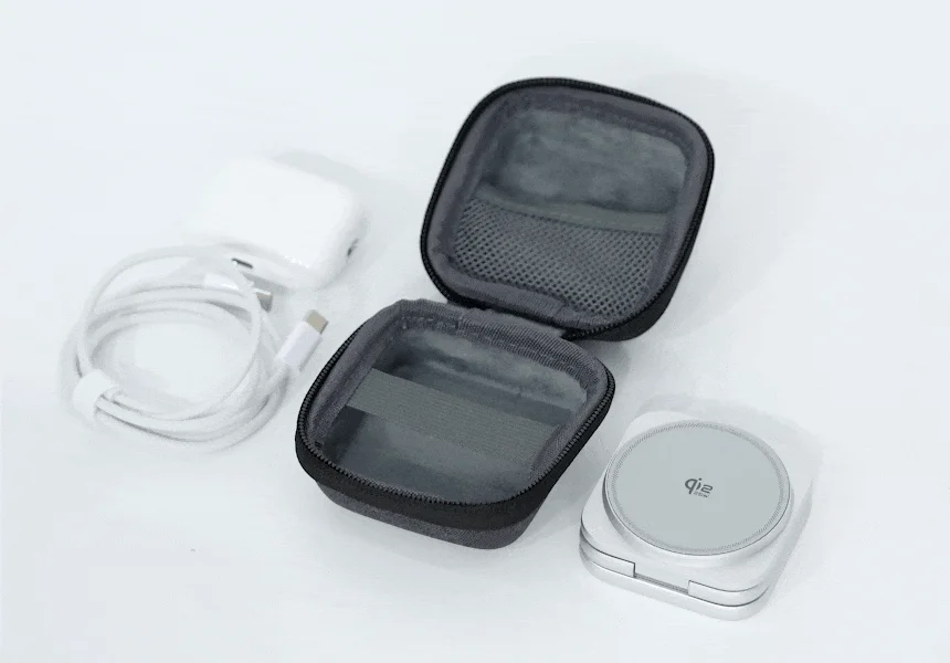 充電器とケーブル、収納ポーチのセット