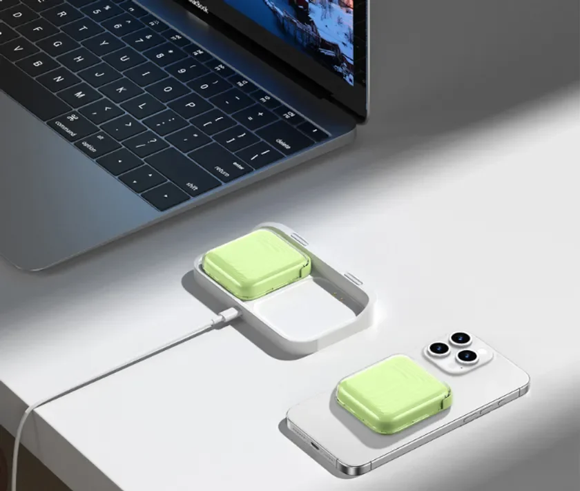 MacBookとスマートフォン、ワイヤレス充電器